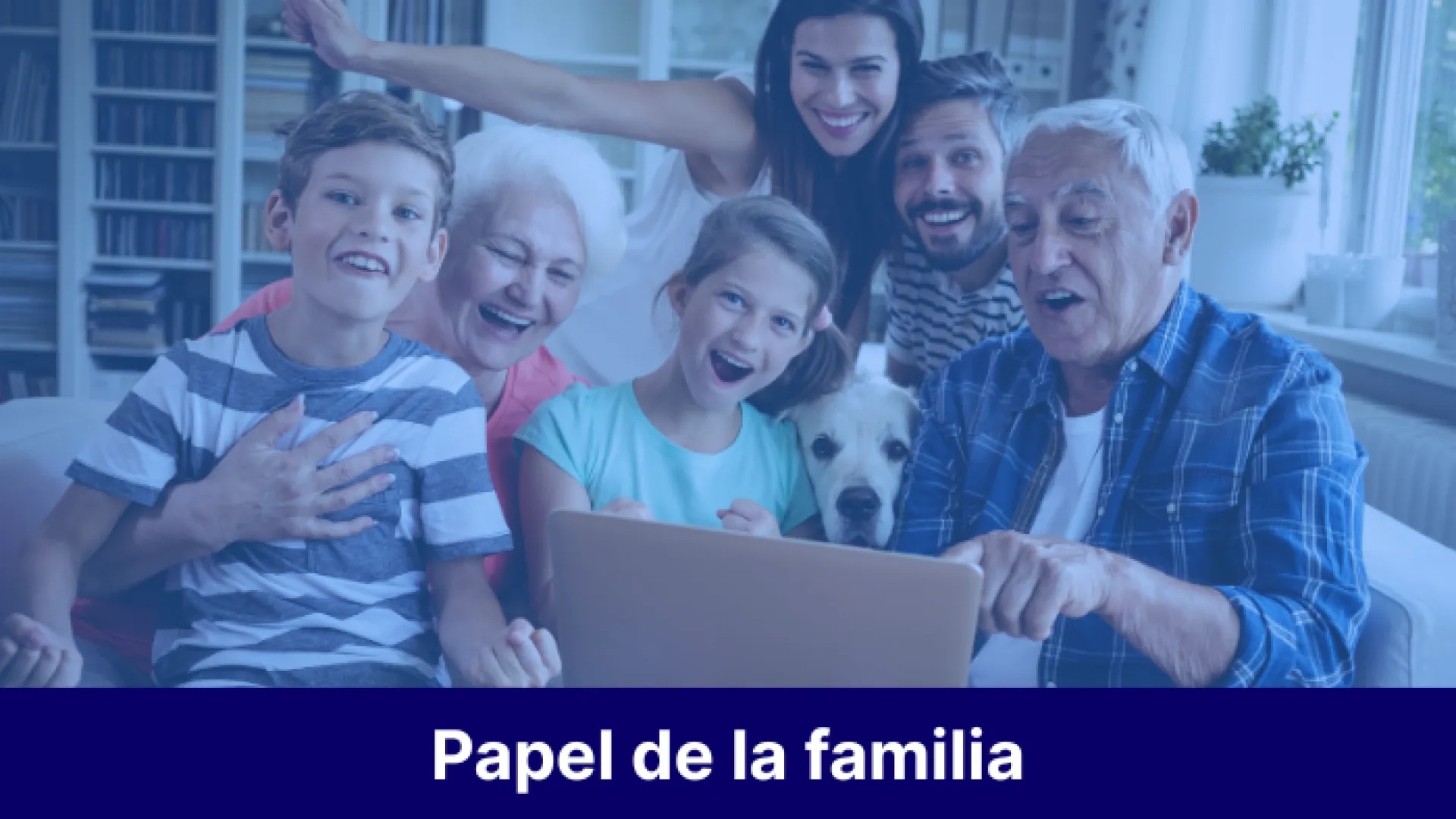 Familia disfrutando y riendo ante un ordenador con texto que dice: papel de la familia 