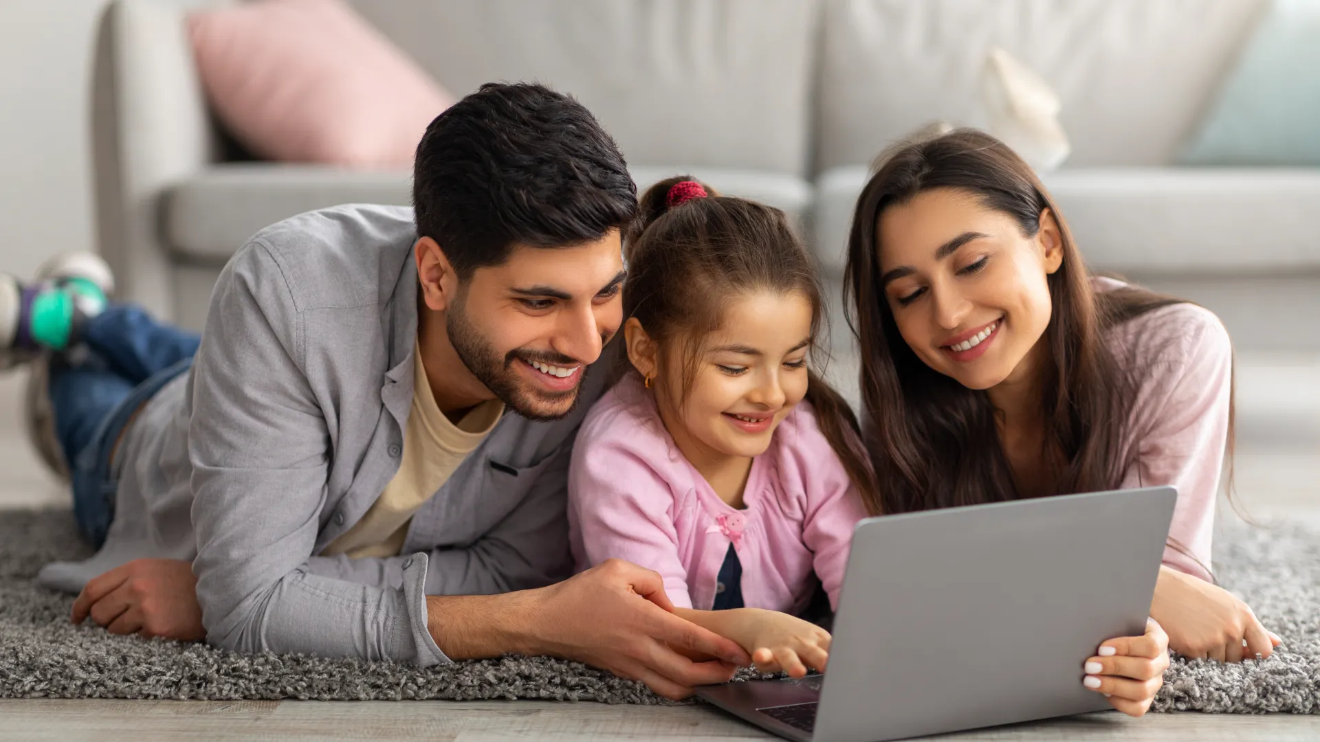 familia con menor mirando al ordenador