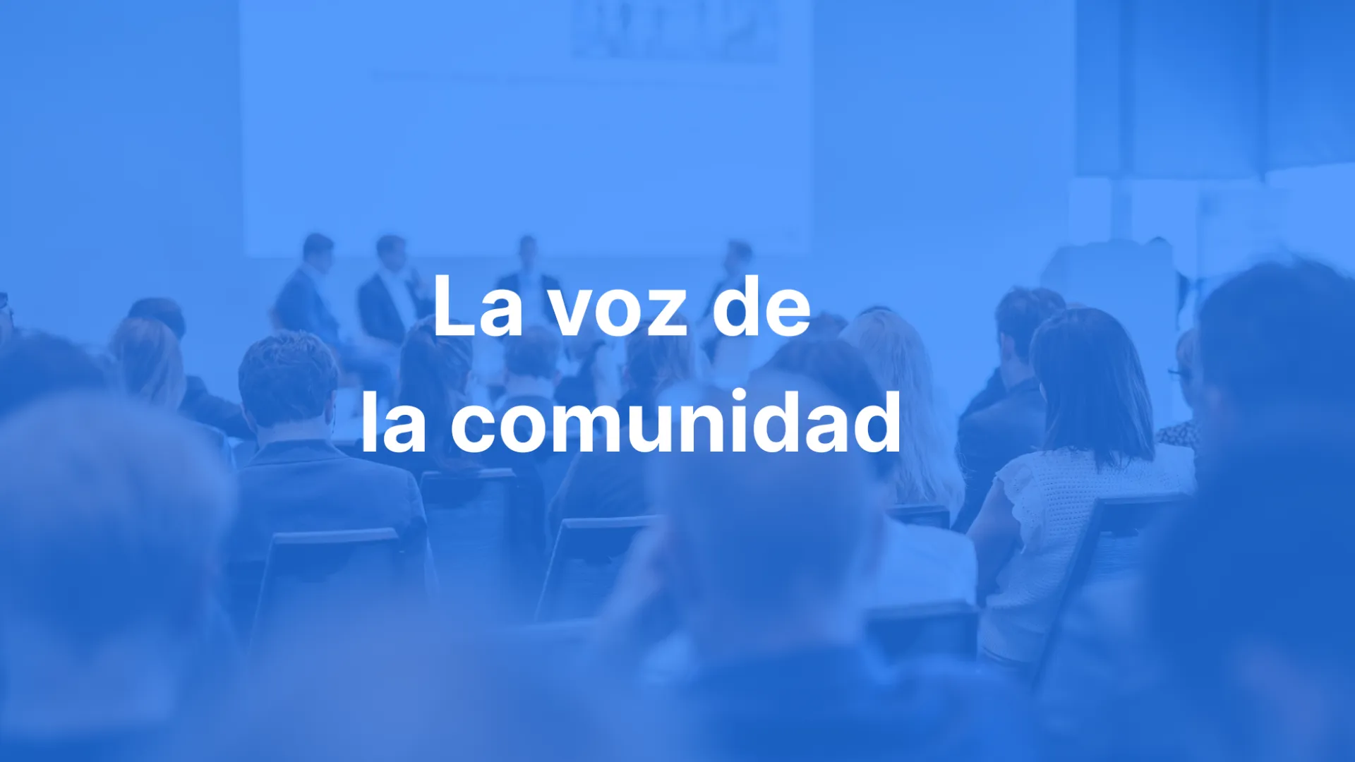 Sala con gente y velo azul con texto