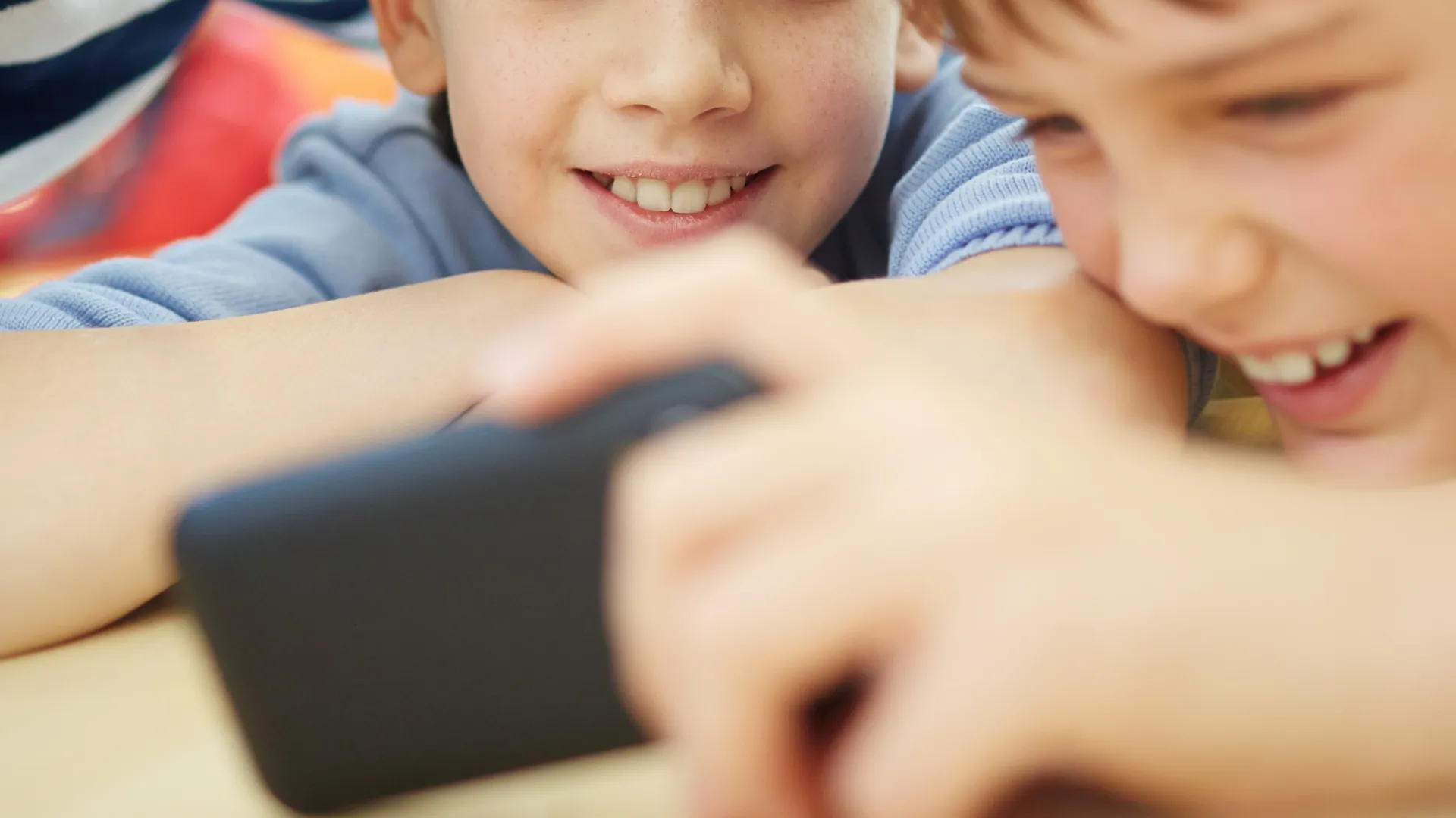 Niños utilizando un móvil