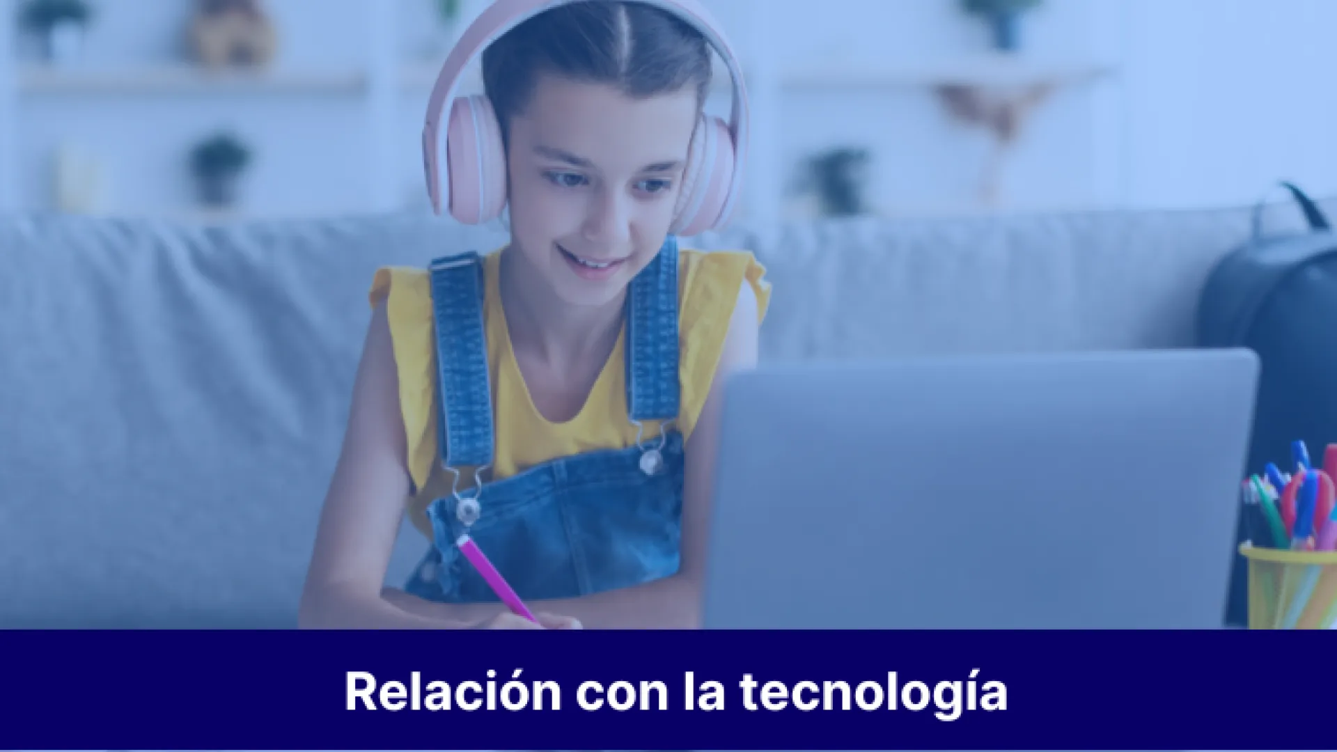 Niña con ordenador y auriculares que pone relación con la tecnología