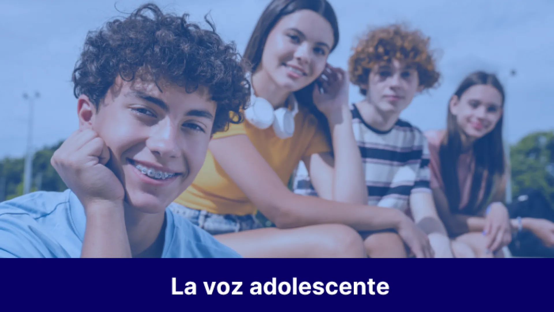 Jovenes mirando a cámara, dos chicos y dos chicas