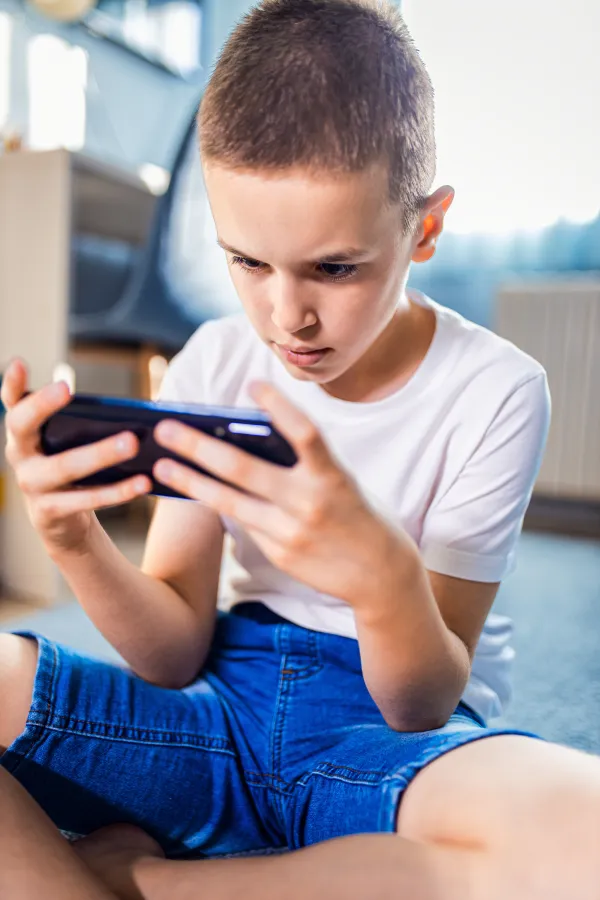 Niño jugando con el movil